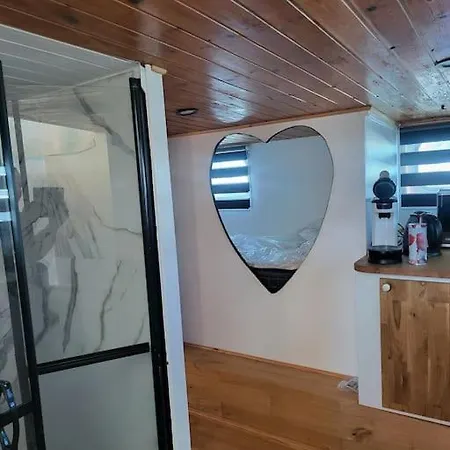 بوتيل Calaidonia Boat House كاليه