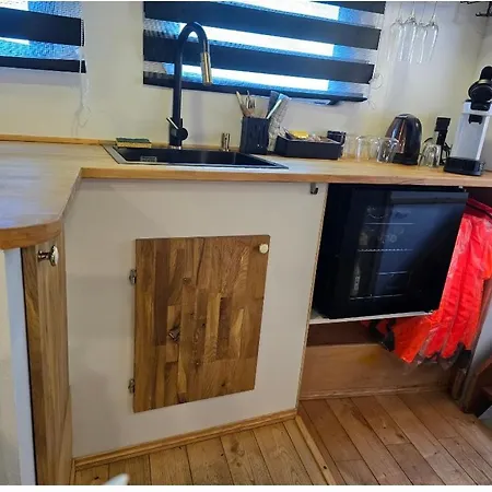 Calaidonia Boat House Úszó hotel *