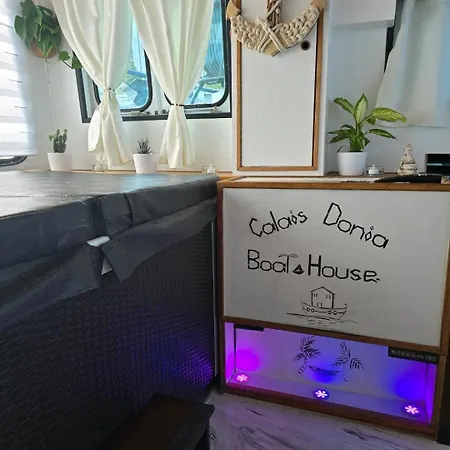 Calaidonia Boat House Botel Calais